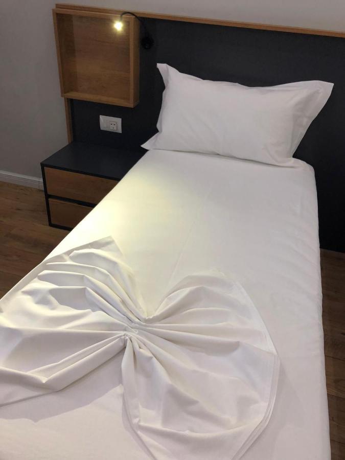 Andys Rooms Hotel Tirana Bagian luar foto