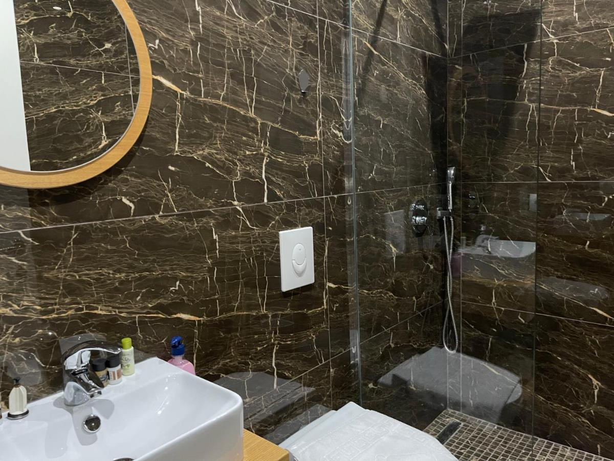 Andys Rooms Hotel Tirana Bagian luar foto